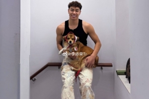 潮男出没！李添荣晒近照：帅小狗和帅小孩