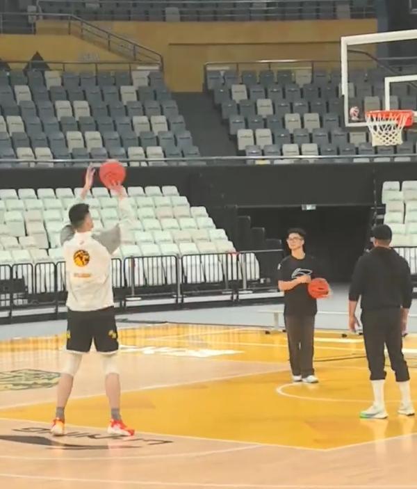 kaiyun sports-当红国拒绝王博休息要求,回国后马上训练,球迷:给他申报劳模吧