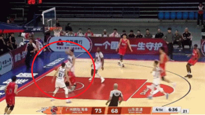 中国体育-翻滚倒地很痛苦!郭艾伦左膝盖受伤,已被担架车抬走!广州队难了