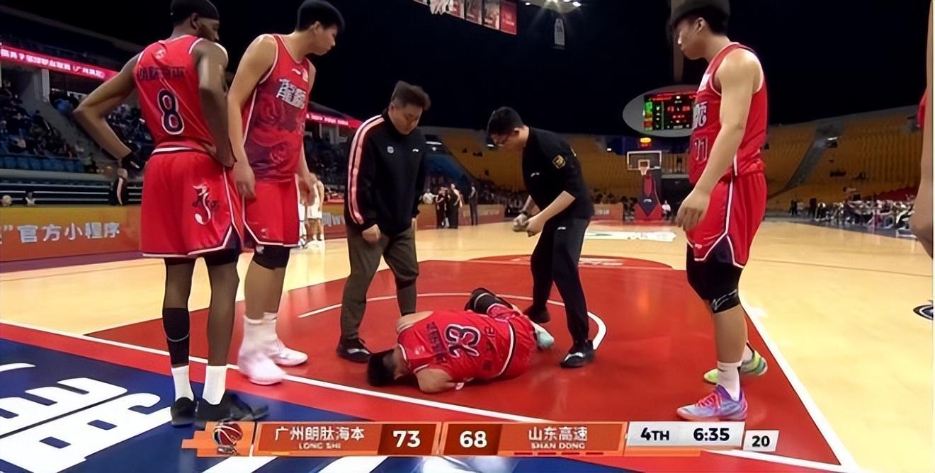 中国体育-翻滚倒地很痛苦!郭艾伦左膝盖受伤,已被担架车抬走!广州队难了
