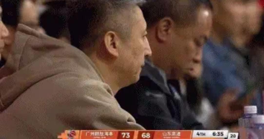 中国体育-翻滚倒地很痛苦!郭艾伦左膝盖受伤,已被担架车抬走!广州队难了