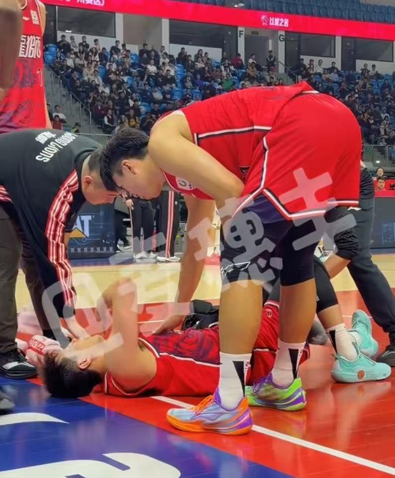 中国体育-翻滚倒地很痛苦!郭艾伦左膝盖受伤,已被担架车抬走!广州队难了