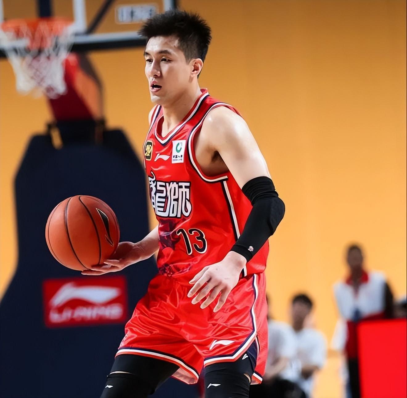 中国体育-翻滚倒地很痛苦!郭艾伦左膝盖受伤,已被担架车抬走!广州队难了